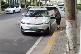 郑州网约车司机砸车事件还原，被乘客投诉多收费图片