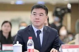 一年没了2000亿，中国教育首富轰然倒下图片