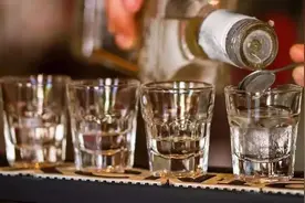 喝酒直接一口闷？难怪容易醉，牢记3个喝酒技巧，怎么喝都不上头图片