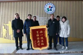 爱生如子，教育有方——学生家长送来三面锦旗，感谢学校栽培情图片