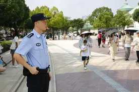 迪士尼 “大客流”“大车流”持续两个月，“小迪警官”应对考验有妙招图片