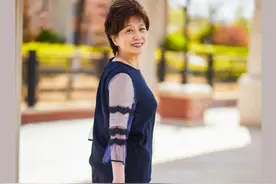 别只穿阔腿裤了，初秋穿搭“醋酸裤”，五六十岁的女人穿很优雅图片