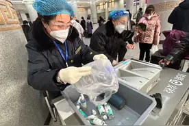 今年春运西安火车站首次推出安检超限物品快递服务图片