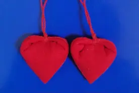 「教你做香包」一丝红线两头绕，端午赠君朱砂包图片