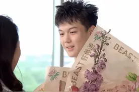 王艳母亲节获儿子送花，17岁球球穿4400元T恤，富养长大却很懂事图片