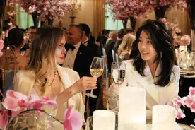 韩国第一夫人访美终于遇到时尚对手！和朱莉在国宴同框，气场输了图片