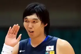 长相奇特的球星：河升镇长相一言难尽，艾顿20岁面相像50岁图片