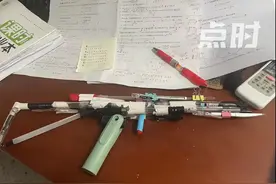男孩用文具自制仿真枪被老师没收激励 老师：很震撼，会好好培养图片