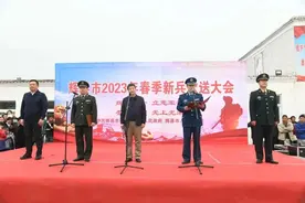 河南省辉县市组织新兵入伍欢送大会图片