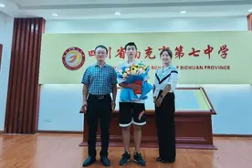 南充七中优秀毕业生、北大学子冯孜昂回母校交流图片