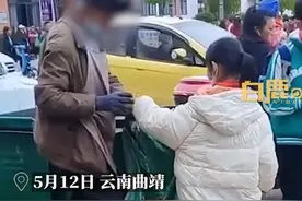 7岁女孩用仅有的1元钱给拾荒老人买食物，妈妈：她一直很有爱心，平时遇见了残疾人，会把零花钱给他们图片