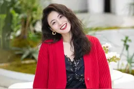 冬天打底裤也不要乱选，试试今年流行的丝袜打底裤，显瘦又百搭图片