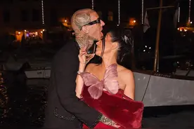 金大姐终极婚礼终于要来！穿薄纱裙闪耀晚宴，纹身男舔她脸好油腻图片