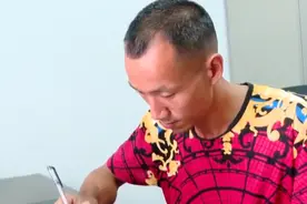 父亲每日殴打弟弟，姐姐偷放弟弟离开，一走就是二十八年图片