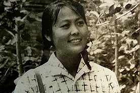 2021年，老知青苦寻女儿40年，意外发现女儿就是邻居，凭玉佩相认图片