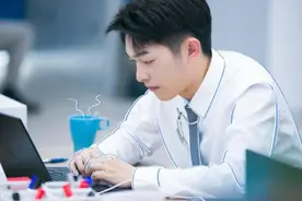 “三无家庭”的学生别学医？医学生深有感触，“数据”说明一切图片