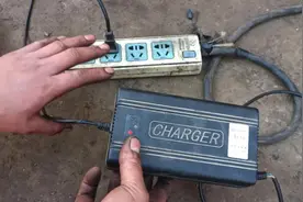 为什么夏天电动车充电一直不变绿灯，拔掉再插才变绿灯？答案来了图片