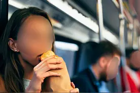 我在西安地铁上看到了令人不舒服的一幕，你也可能经历过图片