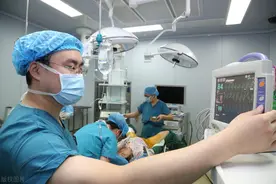 医生去体检，发现肋骨上长了一个东西，诊断为血管瘤后喜极而泣图片