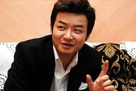 央视李佳明：借钱上学进央视，巅峰期赴美深造，归来却被小尼代替图片