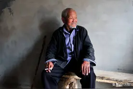 女儿的养育之恩，亲生父亲当护工偿还，守护着养父最后的时光图片