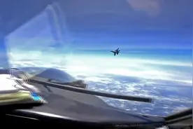 歼16拦截RC-135，尾流让其空中颠簸，美方恶人先告状称“不专业”图片