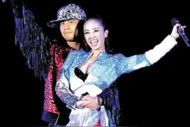 周杰伦感情史，一次演唱会上，周杰伦偷吻上了蔡依林图片