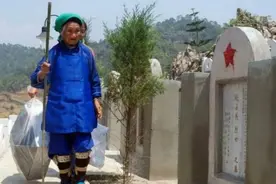 儿子为国捐躯，母亲为去扫墓攒路费20年，碑前痛哭：妈妈来晚了图片