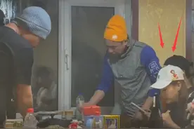 陈小春夫妇和好友下馆子，应采儿发福脸部胖一圈，抽烟喝酒好霸气图片