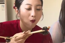 山东新娘连续忙碌10小时，吃饭时大口吃菜开启搂席模式：顺带结婚图片