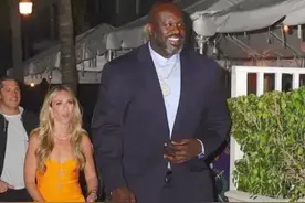 奥尼尔携女友现身街头：鲨鱼身材严重走样，身旁女友显得小鸟依人图片