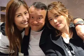 69岁曾志伟近况曝光，搂俩女星贴脸玩乐，手放私密部位胆子大图片