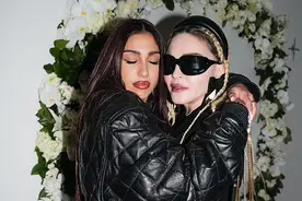 麦当娜母女相拥如双胞胎，25岁女儿更粗狂豪放，老母亲渔网袜输了图片