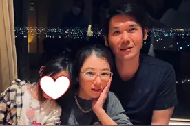 43岁陈怡蓉被爆怀二胎，跟老公出门用餐，小腹隆起孕味十足图片