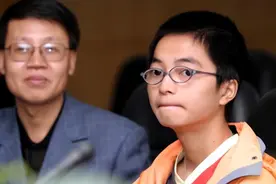 2004年，14岁熊孩子徒手扒飞机，万米高空奇迹生还，如今他怎样了图片