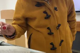 这个大学老师特别！学生认真听课，就奖励小红花图片