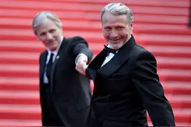 拔叔好热情！戛纳红毯主动和人皇手拉手，拔叔老婆直接看呆了图片