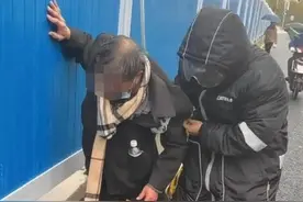 老人匍匐在地喊着救命，扶不扶？小伙的选择让网友吵翻了图片