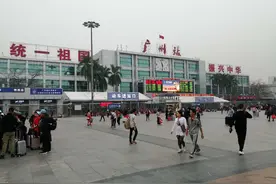 外地游客疑惑：为何广州火车站写着“统一祖国，振兴中华”标语？图片