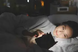 睡觉时，为啥手机不能放床头？充电时辐射会增大？这些问题讲清楚图片