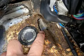 翻新一辆06年的残旧老霸道，28万公里底盘锈穿，匠心修复又变新车图片