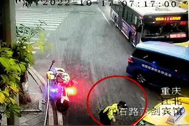 孕妇临盆在即！早高峰时刻 司机纷纷为她让道图片