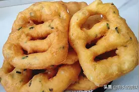 葱香炸油饼，暄软咸香，好吃不油腻，3天不吃就馋得慌，太香了图片