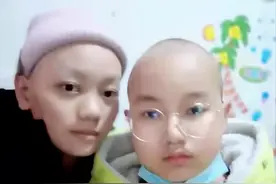 三胎妈妈的崩溃：一个月内两个女儿接连确诊癌症，亲戚让她二选一图片