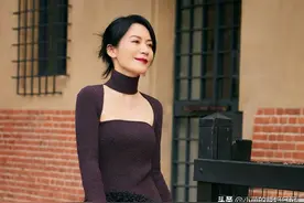 年过50却依然优雅的女人，我只服她！不装嫩不扮老，得体又大方图片