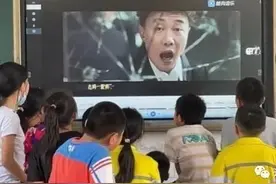 《孤勇者》火遍校园，孩子们抄词学唱！陈奕迅：没想到出了首儿歌图片