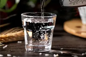 家中有酒怎么存？行家：记住3个存酒小窍门，让酒越存越醇香图片