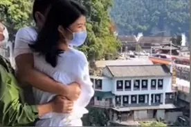 蹦极陪跳员成网红焦点,“靓丽陪跳”受热捧,网友戏言:愿日跳三回!图片