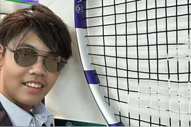 李嘉欣12岁儿子晒自拍照，打扮成熟长胡子，就像一夜长成了20岁图片