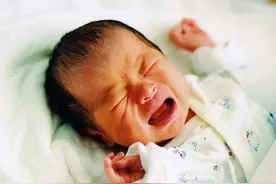 宝宝出生2-4周，7个表现是“发育迟缓”的信号，父母早知道早应对图片